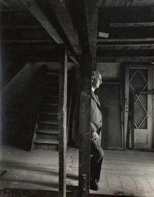 <p>Anne Frank'ın babası Otto, Nazilerden saklandıkları tavan arasını tekrar ziyaret ediyor. Hayatta kalan tek aile üyesiydi (1960).</p>