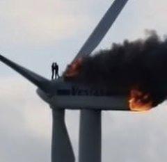 <p>Bu resim, yanan bir rüzgar türbininin tepesinde mahsur kalan iki mühendisin hikayesini anlatıyor. Burada son kez birbirlerine sarılıyorlar; biri atladı, biri yandı.</p>