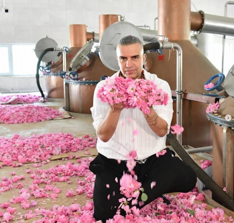 <p><span style="color:#000000">Ünlü türkücü geçtiğimiz yıllarda varını yoğunu satıp memleketine fabrika kurmuştu. Kendi markası altında gül yağı ve gül suyu üretimi yapan Mardini, lüks villasıyla dikkatleri üzerine çekti. </span></p>