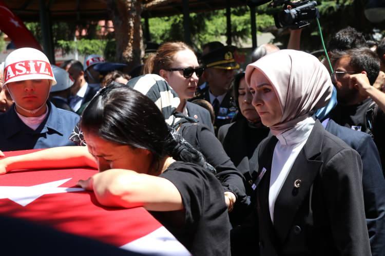 <p> Törende ayakta durmakta güçlük çeken şehit ailesinin bireyleri gözyaşı döktü.</p>
<p>Şehit Üzüm’ün 9 yaşındaki kızı Ayşe Mina babasının tabutuna elindeki oyuncağı ile gelerek ağladı.</p>
<p>Şehit Uzman Çavuş Ümit Üzüm, kılınan cenaze namazının ardından vasiyeti üzerine İncedere Mahalle Mezarlığı'nda toprağa verildi.</p>
<p> </p>