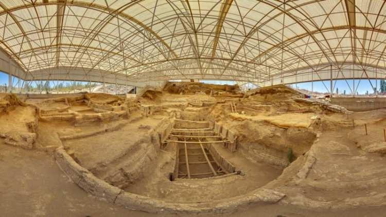 <p><span style="color:#B22222"><strong>KONYA</strong></span></p>
<p> </p>
<p>Çatalhöyük Neolitik Alanı (2012)</p>
<p> </p>
