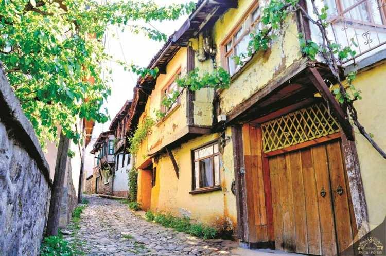 <p><span style="color:#B22222"><strong>BURSA</strong></span></p>
<p> </p>
<p>Bursa ve Cumalıkızık: Osmanlı İmparatorluğunun Doğuşu</p>
<p> </p>
<p>(2014)</p>
<p> </p>