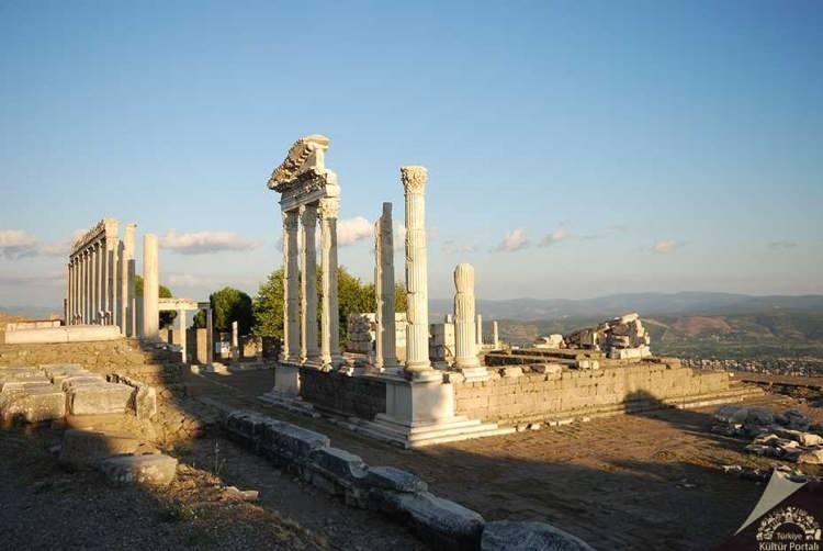 <p><span style="color:#B22222"><strong>İZMİR</strong></span></p>
<p> </p>
<p>Bergama Çok Katmanlı Kültürel Peyzaj Alanı</p>
<p> </p>
<p>(2014)</p>
<p> </p>