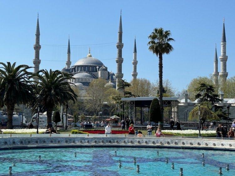 <p><span style="color:#B22222"><strong>İstanbul’un Tarihî Alanları</strong> (1985)</span></p>
<p> </p>