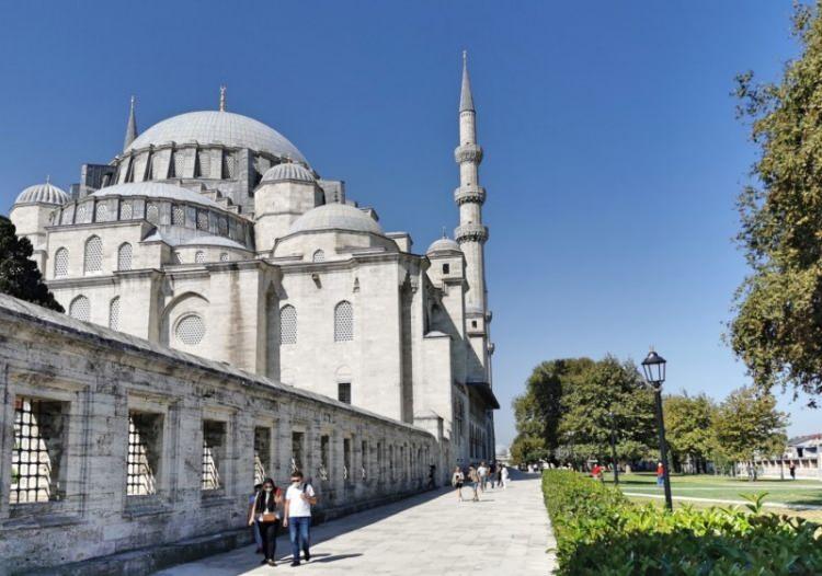 <p><span style="color:#B22222"><strong>1. Sultanahmet Arkeolojik Parkı</strong></span><br />
Yapılar: Ayasofya, Sultanahmet Camii, Hipodrom (At Meydanı), Yerebatan Sarnıcı, İbrahim Paşa Sarayı</p>

<p>Özelliği: Roma ve Osmanlı başkentinin kalbi. Dini, idari ve sosyal merkez.</p>

<p><span style="color:#B22222"><strong>2. Süleymaniye Camii ve Çevresi</strong></span><br />
Yapılar: Süleymaniye Camii, medrese, hamam, darüşşifa, imarethane</p>

<p>Özelliği: Mimar Sinan’ın başyapıtı ve Osmanlı’nın en kapsamlı külliyelerinden biri.</p>

<p><span style="color:#B22222"><strong>3. Zeyrek Camii ve Zeyrek Semti</strong></span><br />
Yapılar: Eski Pantokrator Manastırı kiliseleri (şimdi Zeyrek Camii), geleneksel Osmanlı konutları</p>

<p>Özelliği: Bizans ve Osmanlı sivil mimarisinin iç içe geçtiği önemli bir örnek.</p>

<p><span style="color:#B22222"><strong>4. Tarihi Kara Surları ve Yedikule</strong></span><br />
Yapılar: Theodosius Surları, Yedikule Zindanları</p>

<p>Özelliği: 5. yüzyıldan kalan, İstanbul’u koruyan devasa sur sistemi. Hem askeri hem simgesel önemde.</p>
