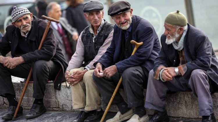 <p>Her 10 kişiden birinin 65 yaş üzerinde olduğu ve Birleşmiş Milletler kriterlerine göre "çok yaşlı nüfuslu ülke" sayılan Türkiye'de yapılan nüfus projeksiyonları, 2050'de her 4 kişiden birinin, 2075'te her 3 kişiden birinin, 2100'de ise her 10 kişiden 4'ünün 65 yaş üzerinde olacağını gösteriyor.</p>