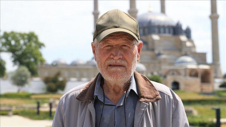 <p>"Farklı senaryolara göre projeksiyon sonuçları paylaşıldı. Ana senaryo olarak ifade edilen orta senaryoya göre Türkiye'nin toplam nüfus büyüklüğü 93 milyon civarına ulaşıyor. Ondan sonra azalmaya başlıyor. Yaklaşık 70 milyonluk bir nüfusa ulaşılıyor 2100'lü yıllarda. Düşük doğurganlık senaryosu olarak ifade edilen senaryoya göre ise Türkiye'nin nüfusu 90 milyonu hiç aşmıyor, 2100'de 54 milyonluk bir nüfusa düşüyor. Tabii toplam nüfus büyüklüğündeki bu değişime paralel olarak nüfusun yaş yapısında da önemli bir değişim ortaya çıkıyor. Geçtiğimiz yıllarda Türkiye'de 65 yaş üzeri nüfusun oranı yüzde 10'un üzerine çıkmıştı. Türkiye çok yaşlı ülkeler kategorisinde sınıflandırılmaya başlandı bu değişimle birlikte. Şu an yaklaşık her 10 kişiden birisi 65 yaş üzeri. Projeksiyon sonuçları, 2050'ye geldiğimizde her 4 kişiden birinin, 2075’e geldiğimizde her 3 kişiden birinin, 2100'de de her 10 kişiden 4'ünün 65 yaş üzerinde olacağını gösteriyor."</p>
