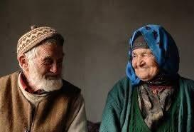 <p>Tek kişilik hane sayısındaki artış ve ortalama hane halkı büyüklüğündeki azalma eğiliminin devam edeceğini belirten Eryurt, "1950'li yıllarda ortalama hane halkı büyüklüğü 6 kişi idi. 2000'lerin başında bu 4 kişiye düştü, şimdi 3 kişiye düşmüş durumda. Hane halkı projeksiyonları da yine ortalama hane halkı büyüklüğünün biraz daha azalmaya devam edeceği yönünde. Bu aile tiplerini de hane halkı tiplerini de etkileyecek bir unsur kuşkusuz." dedi.</p>