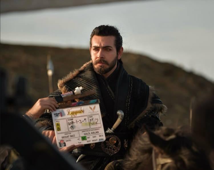 <p><span style="color:#800000"><strong>"BÖRÜ" ROLÜYLE İZLEYİCİ KARŞISINA ÇIKTI</strong></span></p>

<p><span style="color:#000000">Daha sonra "Kudüs Fatihi Selahaddin Eyyubi" dizisinde "Börü" rolüyle ekranlara gelen ünlü oyuncu mutlu haberi sevenleriyle paylaştı. </span></p>

