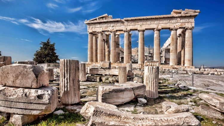 <p><span style="color:#B22222"><strong>11. PARTHENON, YUNANİSTAN</strong></span></p>
<p> </p>
<p>5000 feet altında uçuş yapılması kesinlikle yasaktır. Açık alanda bulunan bu antik yapıyı korumak adına Yunan yetkililer, hava sahasında sıkı kontrol uygulamaktadır.</p>