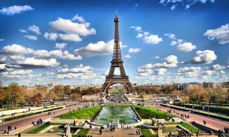 <p><span style="color:#B22222"><strong>8. PARİS, FRANSA</strong></span></p>
<p> </p>
<p>Paris semalarında 6500 feet altına inmek yasaktır. La Défense gibi bölgeler de bu kapsamdadır. Ancak ambulans helikopteri veya devlet görevi gibi özel izinlerle kısıtlı uçuşlara müsaade edilir.</p>