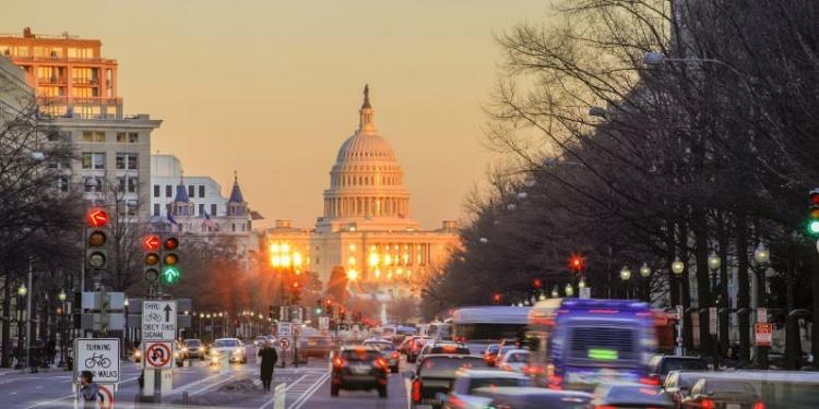 <p><span style="color:#B22222"><strong>7. WASHINGTON D.C., ABD</strong></span></p>
<p> </p>
<p>Beyaz Saray, Pentagon ve ABD Kongresi gibi yapıların bulunduğu başkent bölgesi, sıkı hava sahası kısıtlamaları ile korunur. 2014’te küçük bir uçak yasaklı bölgeye girdiğinde, F-16 jetleri müdahale etmişti.</p>
