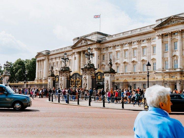 <p><span style="color:#B22222"><strong>6. BUCKINGHAM SARAYI & WINDSOR CASTLE, İNGİLTERE</strong></span></p>
<p> </p>
<p>İngiltere kraliyet ailesinin ikamet ettiği bu bölgelerin üzerinde uçmak yasaktır. Ayrıca 10 Downing Street, Parlamento Binası gibi diğer kilit noktalar da aynı şekilde korunmaktadır.</p>