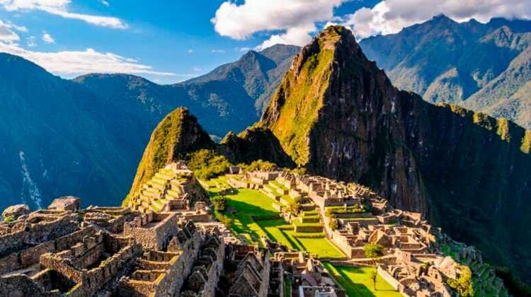 <p><span style="color:#B22222"><strong>3. MACHU PICCHU, PERU</strong></span></p>
<p> </p>
<p>UNESCO koruması altındaki bu tarihi İnka bölgesinin üzerine uçuş yapılması yasaktır. Hem kirliliği önlemek hem de nadir flora-fauna dengesini korumak amacıyla bu yasak uygulanıyor. Olası bir kaza, geri döndürülemez ekolojik hasara yol açabilir.</p>