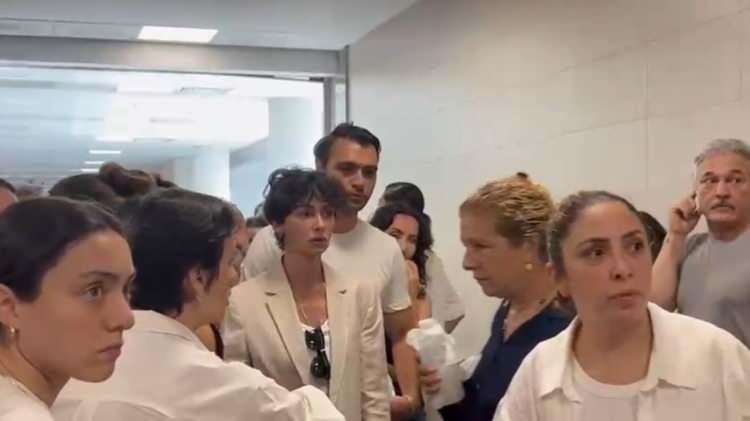 <p><span style="color:#000000"><strong>Bugün İstanbul 26. Ağır Ceza Mahkemesi'nde başlayan ilk duruşmaya Birce Akalay, Hakan Kurtaş, Bergüzar Korel, Serenay Sarıkaya, Ezgi Mola, Metin Akdülger ve Birkan Sokullu başta olmak üzere pek çok ünlü isim Barım'a destek olmak için adliyeye geldi.</strong></span></p>