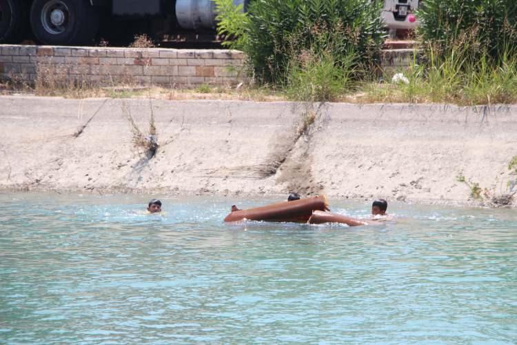 <p>Ardından kendileri de suya atlayan çocuklar koltuğu kayık gibi kullanarak saatlerce tehlikeli sularda yüzdü. </p>
