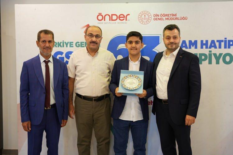 <p><strong>BAŞARILARINI KATLADI</strong></p>
<p>İmam hatip okulları geçtiğimiz yıllardaki sınav başarılarını katlayarak sürdürüyor.</p>
<p>Bu durum 2025 yılı LGS sonuçlarında da ortaya çıktı. 2024 yılında yapılan sınav sonuçlarına göre 25 ilden toplam 27 öğrenci şampiyon olmuştu.</p>
<p>Bu sene ise bu başarı artarak daha yüksek bir seviyeye çıktı.</p>
<p>Bu yıl tam puan çıkaran illerin sayısı 29 oldu. 2025 LGS’de 46 okuldan 63 öğrenci şampiyonluğu göğüsledi.</p>
<p>Bu senenin şampiyonları arasında hafız öğrenciler de bulunuyor. </p>