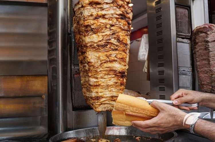 <p><span style="color:#B22222"><strong>Döner</strong></span></p>
<p> </p>
<p>Osmanlı mutfağından. Şişe sarılı dönerin 19. yüzyılda Bursa’da ortaya çıktığı belgelenmiştir.</p>