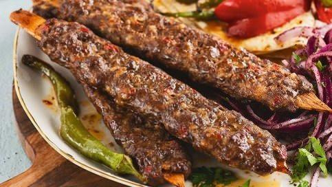 <p><span style="color:#B22222"><strong>Şiş Kebap</strong></span></p>
<p> </p>
<p>Orta Asya Türklerinde yaygındı. Küçük et parçalarının şişe geçirilmesi Türk geleneğidir.</p>