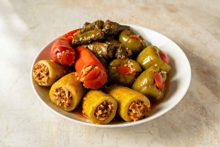 <p><span style="color:#B22222"><strong>Dolma</strong></span></p>
<p> </p>
<p>Osmanlı mutfağının temel taşlarındandır. Bağ yaprağına sarma kültürü Türklerin etkisiyle yayılmıştır.</p>