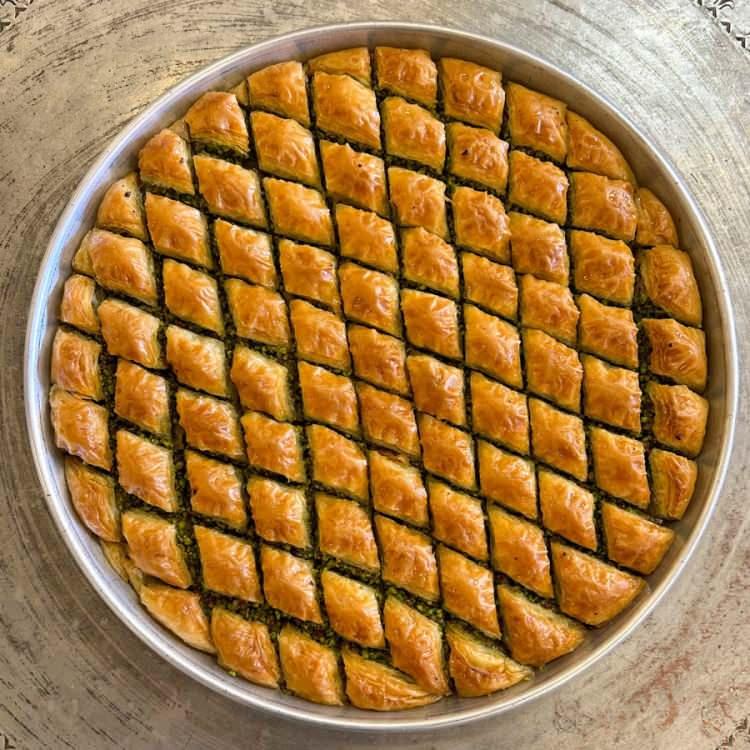 <p><span style="color:#B22222"><strong>Baklava</strong></span></p>
<p> </p>
<p>Yunanlar sahiplenmekte ısrar etse de baklavanın kökeni Orta Asya-Türk mutfağına ve Osmanlı sarayına dayanır.</p>