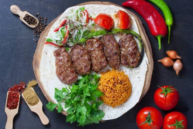 <p><span style="color:#B22222"><strong>Köfte</strong></span></p>

<p> </p>

<p>Türk köftesinden türemiştir. Farklı baharatlarla çeşnilendirilmiş versiyonudur.</p>
