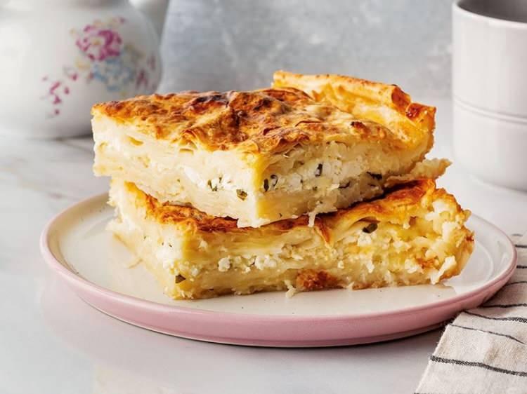 <p><span style="color:#B22222"><strong>Börek </strong></span></p>

<p> </p>

<p>(Su Böreği / Sütlü Börek)</p>

<p> </p>

<p>Osmanlı’dan Yunanistan’a geçmiş. Filo hamuru Türk mutfağından türemiştir.</p>

