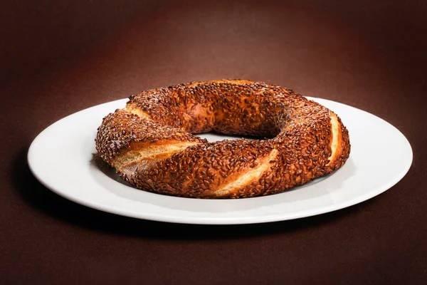 <p><span style="color:#B22222"><strong>Simit</strong></span></p>
<p> </p>
<p>Osmanlı döneminde İstanbul sokaklarında simit satılırdı. Bugün Atina’da "koulouri" adıyla satılır.</p>