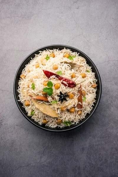 <p><span style="color:#B22222"><strong>Pilav</strong></span></p>
<p> </p>
<p>Türklerin pirinci pişirme tekniği Asya kökenlidir. “Greek rice pilaf” olarak pazarlanır.</p>