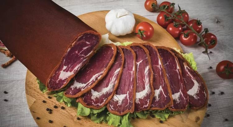 <p><span style="color:#B22222"><strong>Pastırma</strong></span></p>
<p> </p>
<p>Orta Asya Türklerinden gelir. Bizans öncesi Anadolu'da yoktu.</p>