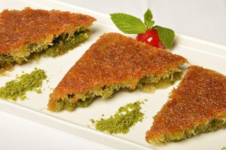 <p><span style="color:#B22222"><strong>Kadayıf</strong></span></p>
<p> </p>
<p>Osmanlı’dan geçmiş tel kadayıf tatlısıdır. "Greek kataifi" olarak satılır.</p>