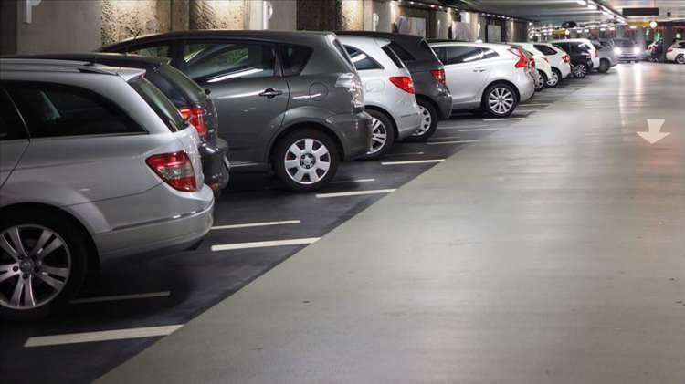 <p>Dolayısıyla bu araçların atıl şekilde yıllarca otoparklarda kaldığını aktaran Uluç, "Yapılan düzenlemeyle, araçlar üzerine haciz, rehin, ipotek gelse bile yeni sahibine bunlardan ari olarak satılacak, üzerinde yakalama kararı olmayan ve otoparklarda 6 aydır bekleyen araçların satışı hızla yapılabilecek. </p>
