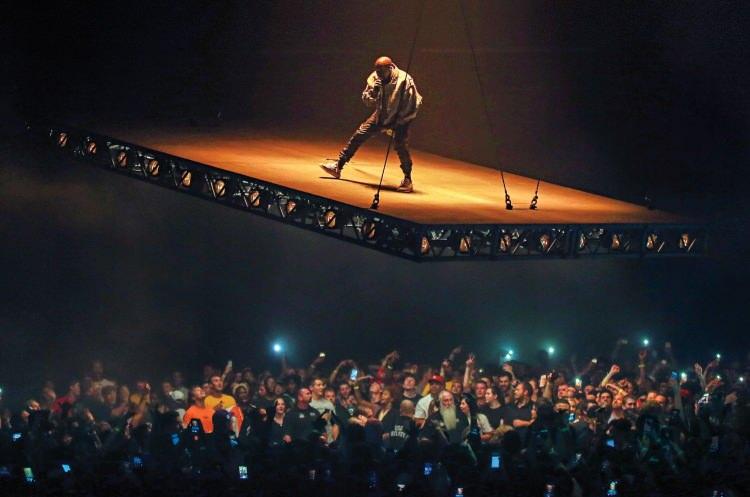 <p><span style="color:#000000"><strong>Hitler'in 1935'te destek&ccedil;ilerine hitaben s&ouml;ylediği "Benim sizi savunduğum gibi siz de beni savunun" s&ouml;zleriyle bitirdiği şarkısı nedeniyle hedef haline gelen West'in&nbsp;Slovakya'da katılacağı Rubicon hip-hop festivali iptal edildi.</strong></span></p>
