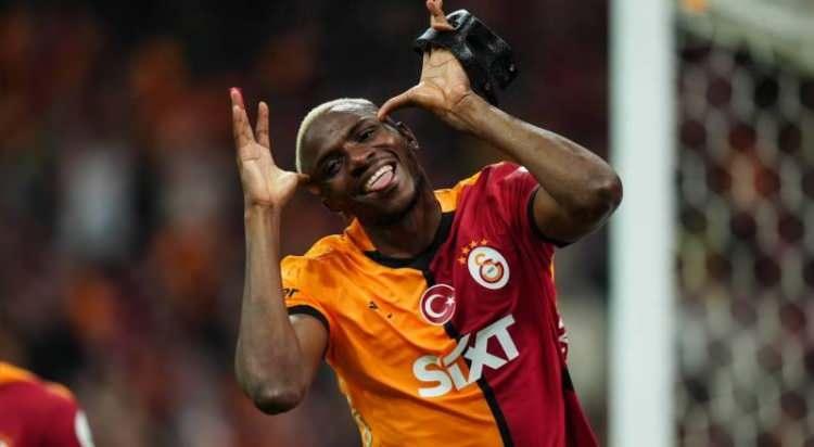 <p>Victor Osimhen, Galatasaraylı yöneticilere "Napoli ile görüşebilirsiniz" dedi.<br />
<br />
Sarı kırmızılar, Osimhen için Napoli ile pazarlıklara başladı. İtalyan ekibi, 75 milyon euroda ısrarcı.<br />
<br />
Cim Bom ise sponsorlarla birlikte en fazla 60 milyon euroya çıktı.<br />
<br />
(AKŞAM)</p>