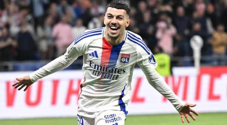 <p>Fenerbahçe, iki bomba birden patlatmaya hazırlanıyor.<br />
<br />
Sarı-lacivertliler, Real Madrid'den Lucas Vazquez, Lyon'dan ise Mikautadze'yi istiyor.<br />
<br />
(SÖZCÜ)</p>
