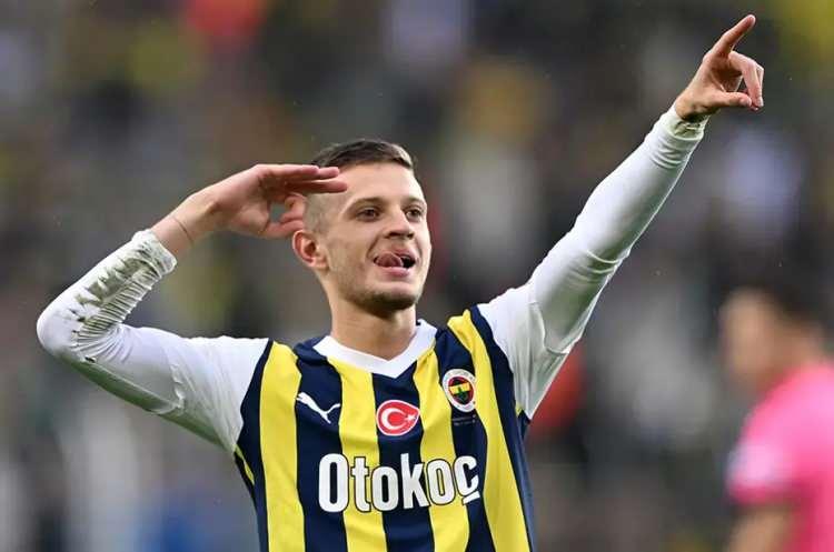 <p>Sebastian Szymanski, Bologna'nın radarına girdi.<br />
<br />
Fenerbahçe 15 milyon euro bonservis talep ediyor. Resmi görüşmeler, istenen rakamın kabul edilmesi halinde başlayacak.<br />
<br />
(TAKVİM)</p>
