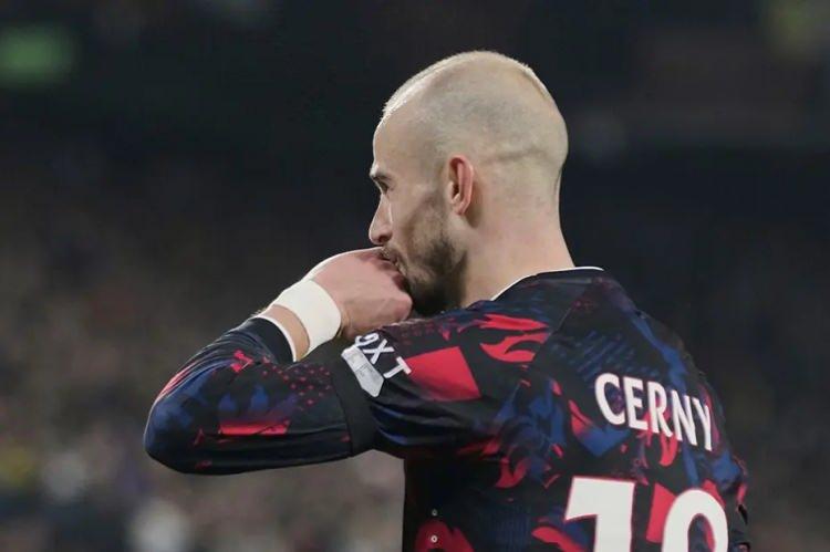 <p>Beşiktaş'ın Vaclav Cerny için Wolfsburg'a 7 milyon euro bonservis bedeli teklif ettiği ileri sürüldü.<br />
<br />
(FANATİK)</p>
