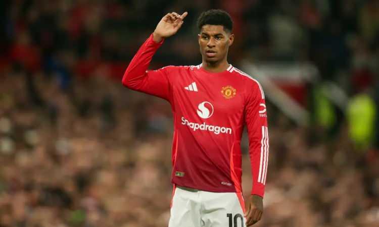 <p>Jadon Sancho'nun Juventus'a gitme ihtimali sonrası Fenerbahçe, Manchester Unitedlı Marcus Rashford için girişimlere başladı.<br />
<br />
Sarı lacivertliler kiralama formülü üzerinde duruyor.<br />
<br />
(FANATİK)</p>
