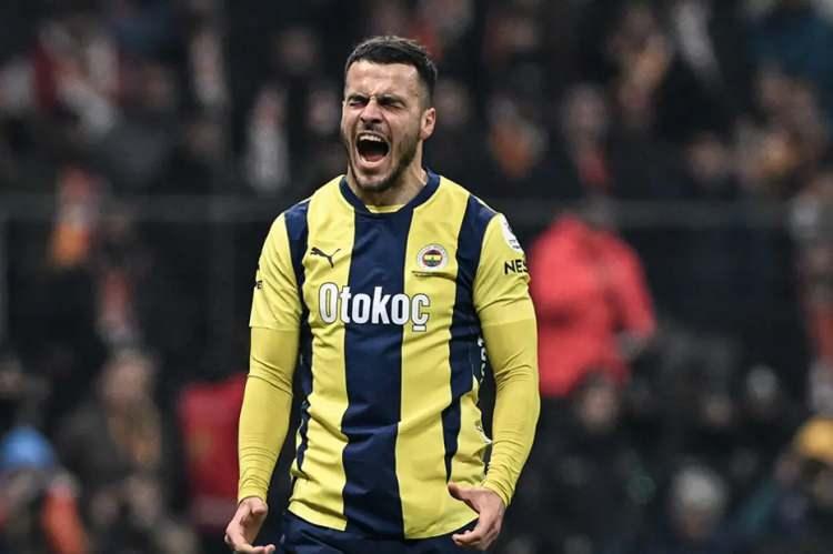 <p>Fenerbahçe yönetimi, Dünya Kulüpler Şampiyonası'nda Juventus forması giyen Filip Kostic'i bu kez tapusuyla beraber kadrosuna katmak için harekete geçiyor.<br />
<br />
(TAKVİM)</p>