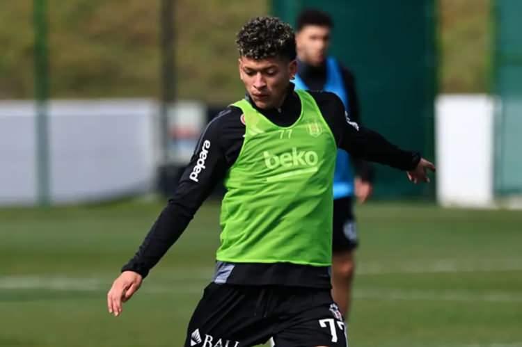 <p>Beşiktaş'ta forma şansı bulamayan Elan Ricardo'nun Polonya ve ülkesi Kolombiya'dan gelen teklifleri değerlendirmesi bekleniyor.<br />
<br />
(FOTOMAÇ)</p>
