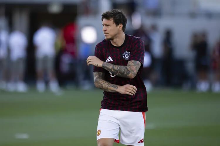 <p>Trabzonspor, Manchester United'dan ayrılan Victor Lindelöf'ün menajeriyle temas kurdu. 30 yaşındaki stoper için resmi teklif sunulabilir.<br />
<br />
(FOTOMAÇ)</p>
