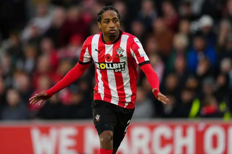 <p>Southampton ile biten sözleşmesini uzatmayan Kyle Walker-Peters, Beşiktaşlı olmak üzere.<br />
<br />
İngiliz sağ beke 2 milyon euro imza parası öneren siyah beyazlılar, yıllığı 2.5 milyon eurodan garanti ücret olmak üzere 3 senelik kontrat sundu.<br />
<br />
(AKŞAM)</p>
