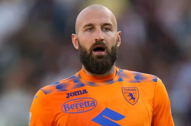 <p>Fenerbahçe, Torino'nun 2.02'lik kalecisi Vanja Milinkovic-Savic için Becao artı para teklifinde bulundu. İtalyan ekibinden cevap bekleniyor.<br />
<br />
(FOTOMAÇ)</p>
