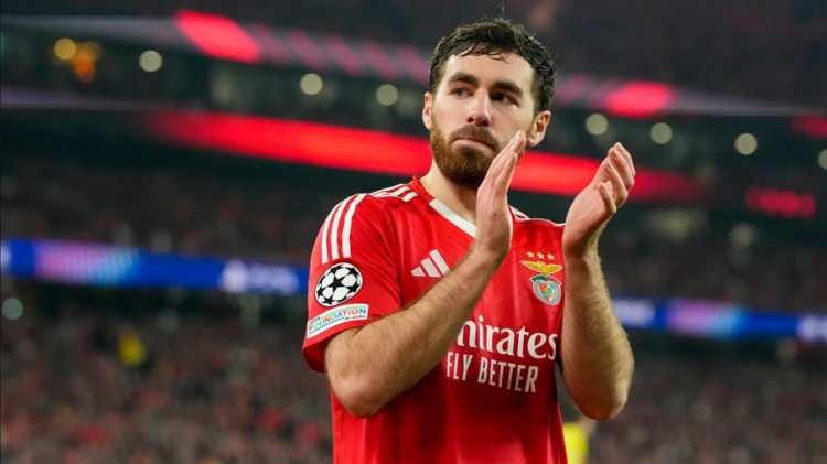 <p>Beşiktaş, Orkun Kökçü'yü satın alma opsiyonuyla kiralamak isterken, Benfica ise milli futbolcu için 30 milyon euro bonservis talep etti.<br />
<br />
(FANATİK)</p>