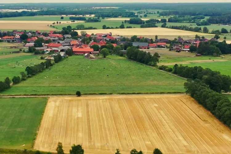 <p>Çankaya Lodumu'nda bulunan arsa 40 bin 960 metrekare alana sahip durumda. Emsali 2 olan arsada en çok 25 katlı inşaat yapılabilecek.</p>