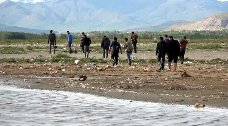 <p>Çalışır, "Van Gölü'nde yaşanan 5 kilometrelik çekilme sonrası bize komşu olan Kasımbağı Mahallesi ile sınırlarımız birleşti. İki mahalle sakinleri daha önce tekne ya da karayoluyla araçla birbirlerinin ziyaretine gidip gelebiliyorlardı. Göl çekilince mesafe de kısıldı. Artık yürüyerek gidip gelebiliyoruz. Göldeki geri çekilme bizi endişelendiriyor" dedi. </p>

<p> </p>
