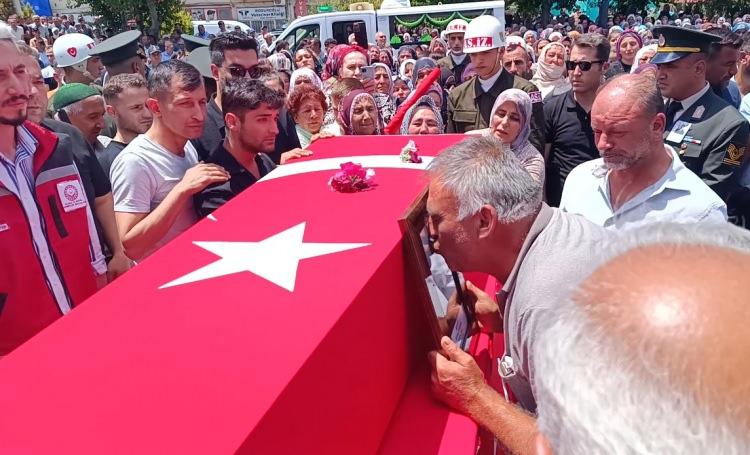 <p><span style="color:rgb(0, 0, 0)">Şehit Piyade Uzman Çavuş Enver Yaman, kılınan cenaze namazının ardından son yolculuğuna uğurlandı. </span></p>
