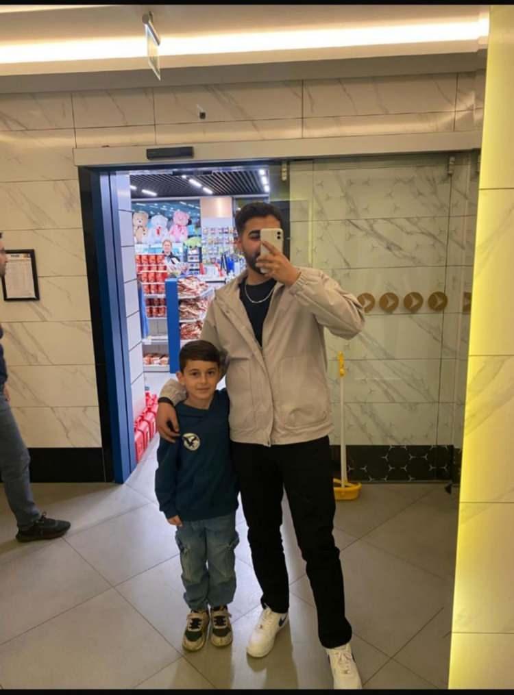 <p>Budak, apartmanın bahçesinde bulunan parka oyun oynamaya çıktı.</p>
<p>Bir süre sonra apartmanın demir bahçe kapısı Eymen Budak'ın üzerine düştü.</p>
<p>Olayı farkedenler hemen sağlık ekiplerine haber verdi.</p>