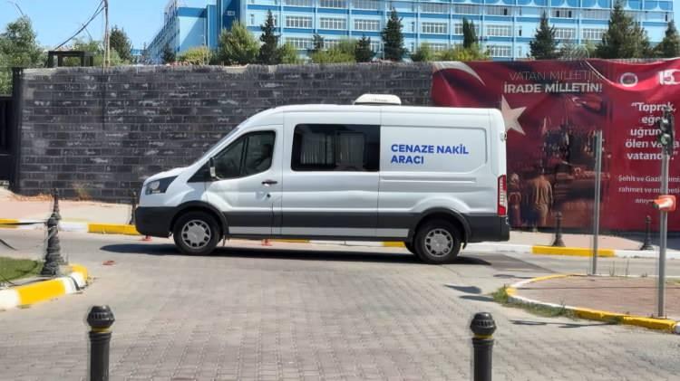 <p>Çevredekiler, çocuğu demir kapının altından çıkarırken, sağlık ekipleri olay yerine geldi.</p>
<p>Ekipler, Eymen Budak'ı ambulansla Sancaktepe Şehit Dr. İlhan Varank Eğitim ve Araştırma Hastanesi'ne götürdü.</p>