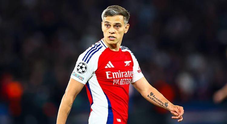 <p>Jhon Duran ve Archie Brown'un ardından Leandro Trossaard'da da Fenerbahçe mutlu sona çok yakın.<br />
<br />
30 yaşındaki kanatla her konuda anlaşan Fenerbahçe, Arsenal'e de 20 milyon euro ödeyecek.<br />
<br />
(FOTOMAÇ)</p>